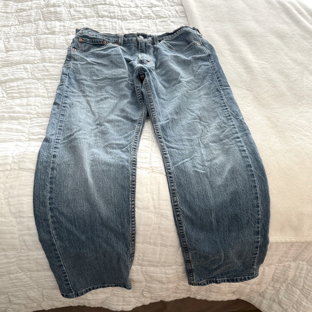 501 men’s Levi straight leg blue jeans.